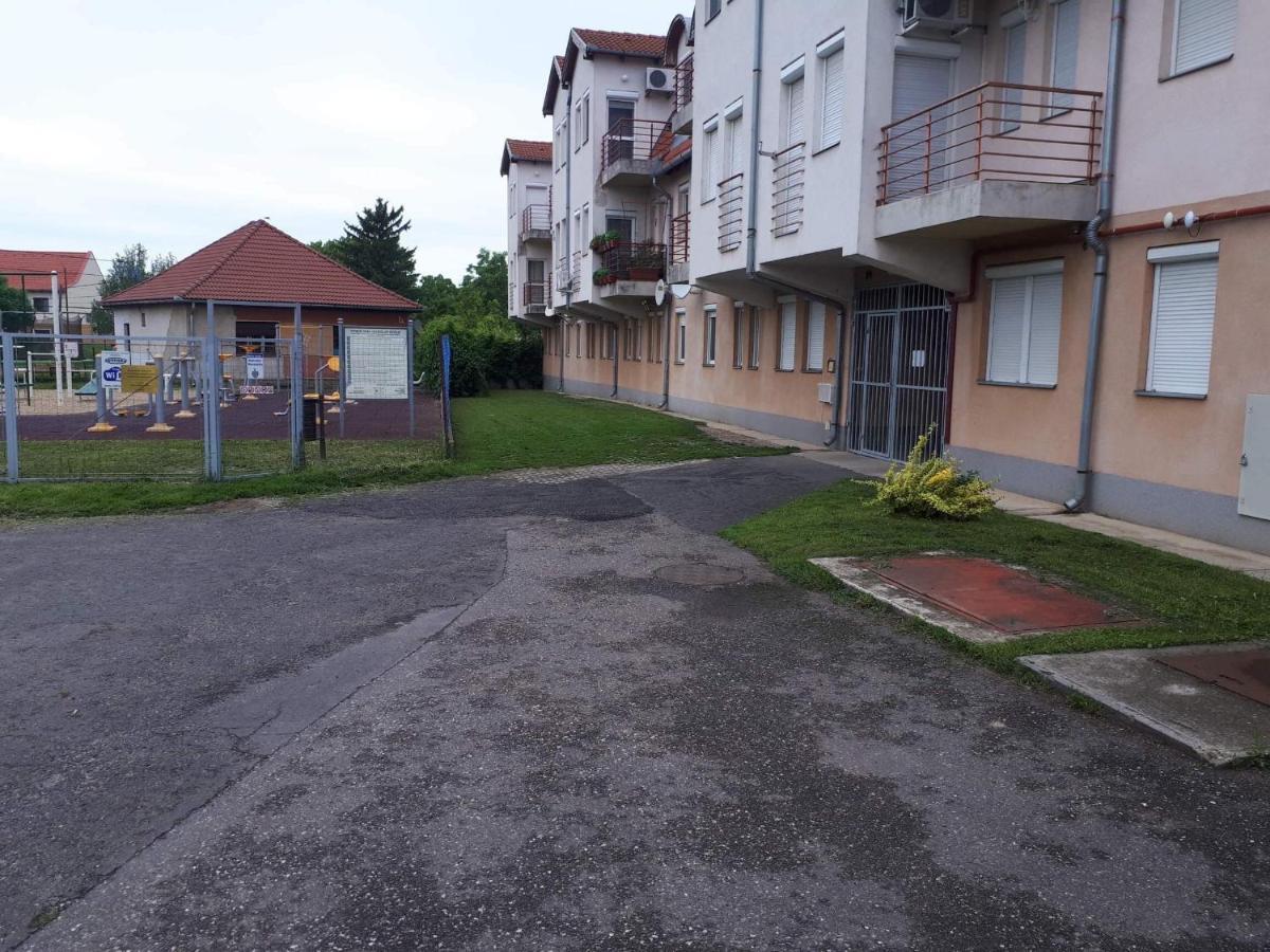 Gabrielle Apartman ไฮจ์ดุสโซบอสโล ภายนอก รูปภาพ